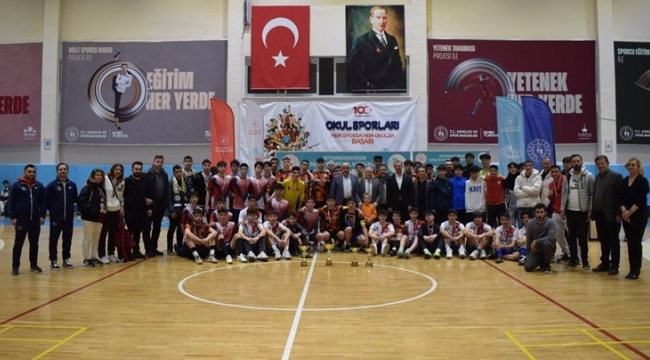 Afyonkarahisar okul sporları Genç Erkekler Futsal müsabakaları nefesleri kesti!..