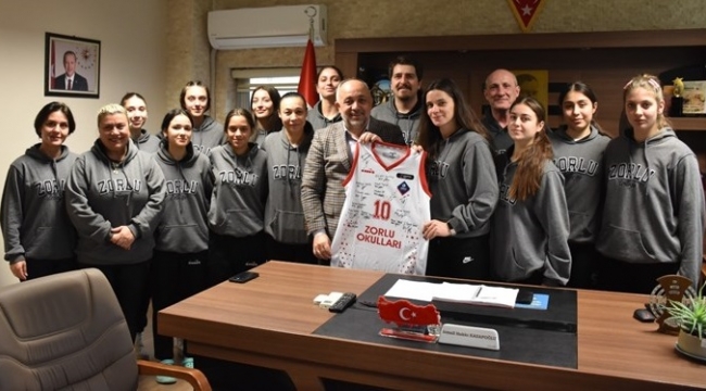 Samsun Zorlu Koleji Kız Basketbol Takımı İsmail Hakkı Kasapoğlu'nu ziyaret etti