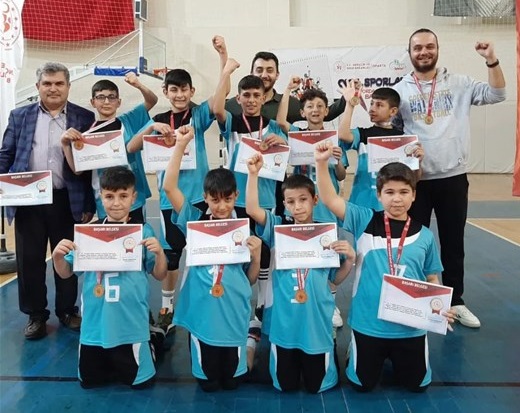 Sülün Balı Mubahat Açıkgözoğlu Ortaokulu voleybol takımından büyük başarı