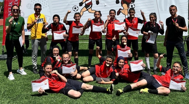 Taşoluk Fatih Ortaokulu'nun yıldız kız futbol takımı, Türkiye finallerine yükseldi