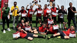 Taşoluk Fatih Ortaokulu'nun yıldız kız futbol takımı, Türkiye finallerine yükseldi