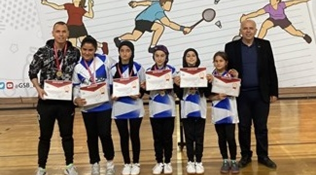 Sinanpaşa Kırka Şehit Ramazan Bağlan Ortaokulu Badminton'da Bölge Şampiyonu!